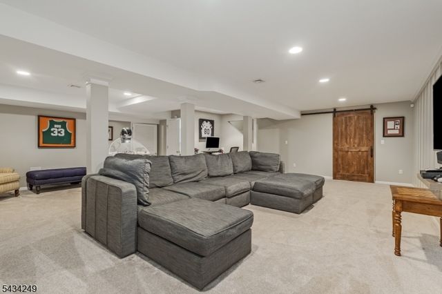120 Woods End Dr, Bernards Twp., NJ 07920