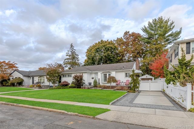 527 Spruce Lane, East Meadow, NY 11554