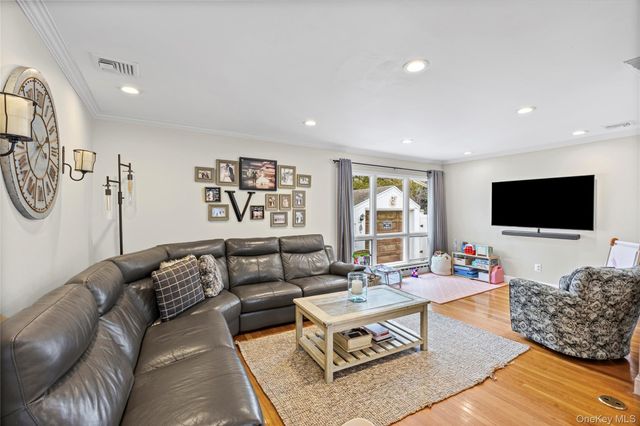 527 Spruce Lane, East Meadow, NY 11554