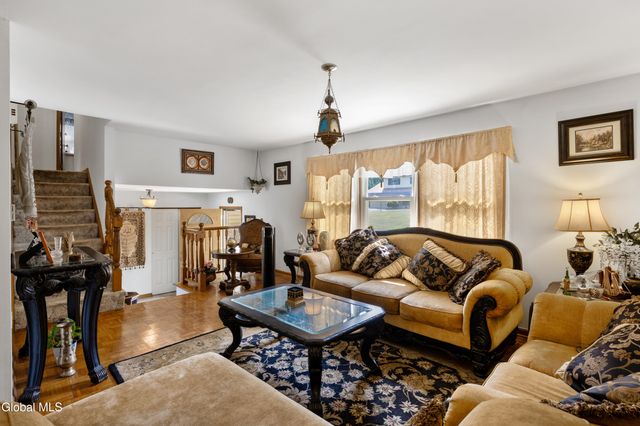 756 Hampshire Seat, Schenectady, NY 12309