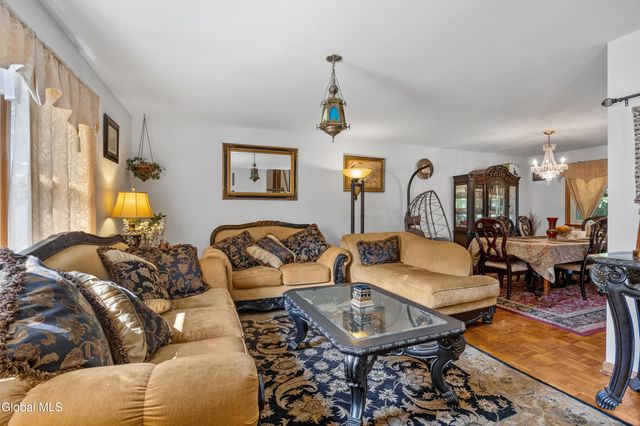 756 Hampshire Seat, Schenectady, NY 12309