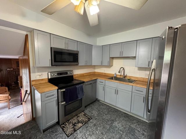 756 Hampshire Seat, Schenectady, NY 12309