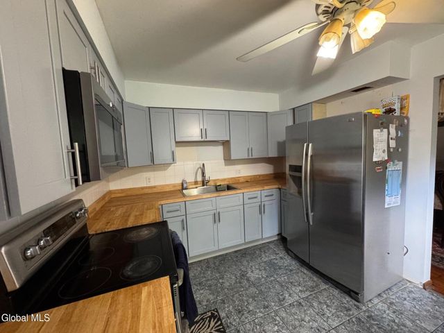 756 Hampshire Seat, Schenectady, NY 12309