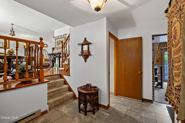 756 Hampshire Seat, Schenectady, NY 12309