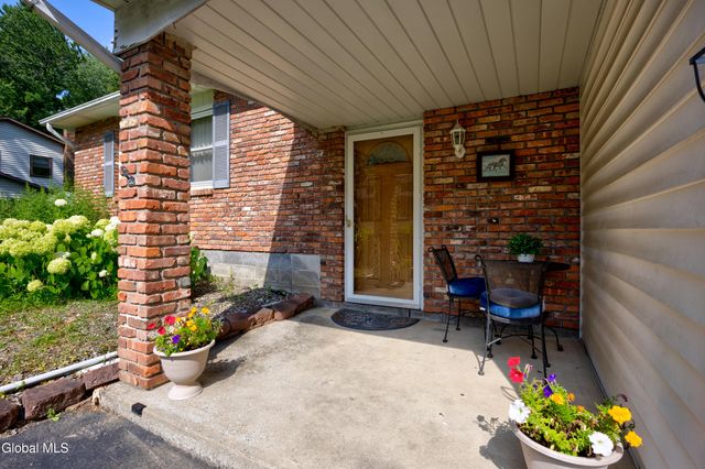 756 Hampshire Seat, Schenectady, NY 12309