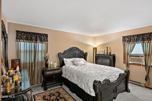 756 Hampshire Seat, Schenectady, NY 12309