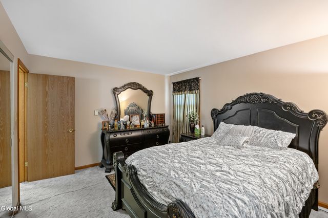 756 Hampshire Seat, Schenectady, NY 12309