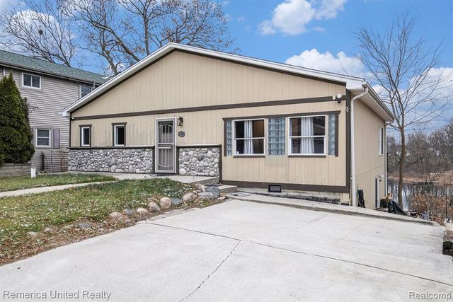 12237 Dalhart Drive, Fenton, MI 48430