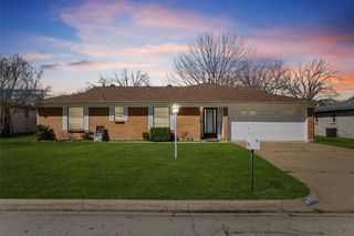 1118 Cozby Street E, Benbrook, TX 76126