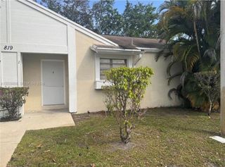819 NE 214th Ln 1, Miami, FL 33179