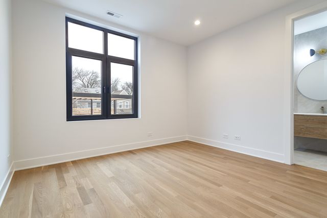 1418 W Warner Avenue, Chicago, IL 60613