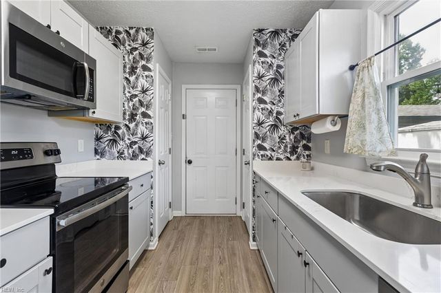 160 Fairmont DR, Hampton, VA 23666