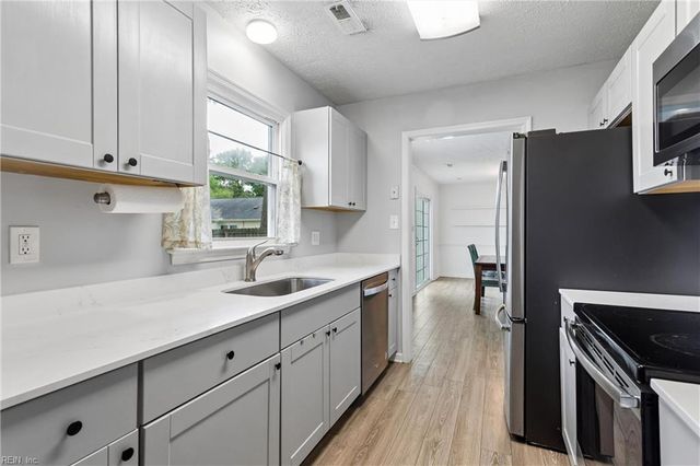 160 Fairmont DR, Hampton, VA 23666