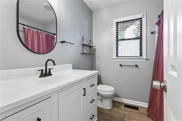 160 Fairmont DR, Hampton, VA 23666