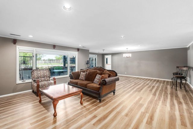 8024 E Greenbriar Ct, Wichita, KS 67226