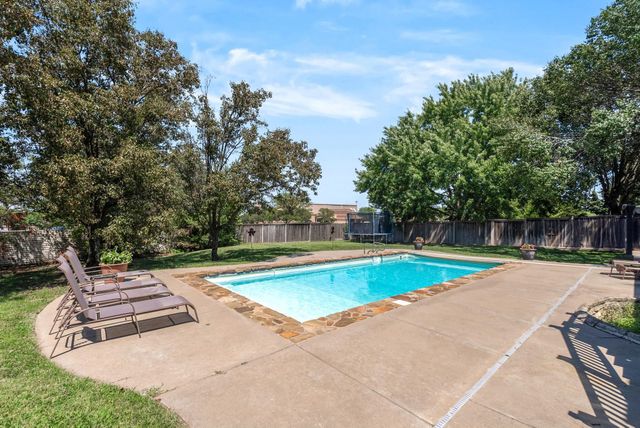 8024 E Greenbriar Ct, Wichita, KS 67226