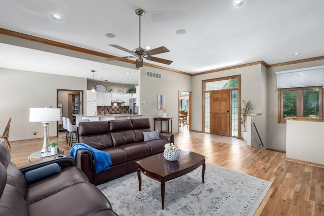 8024 E Greenbriar Ct, Wichita, KS 67226