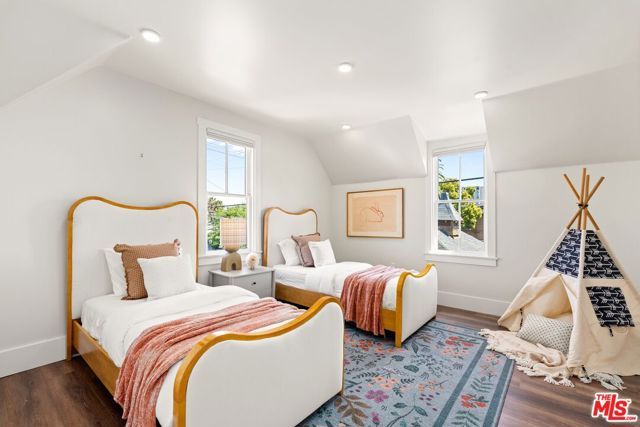 326 W 10th Street, Long Beach, CA 90813