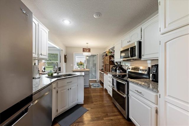 603 Canyon Drive, Pleasant Hill, MO 64080