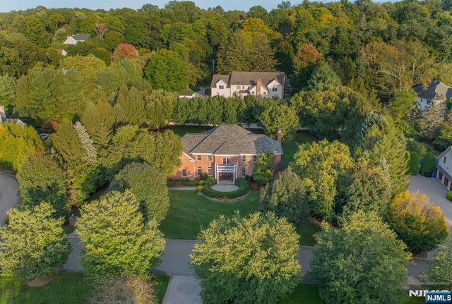 19 Mettowee Farms Court, Upper Saddle River, NJ 07458