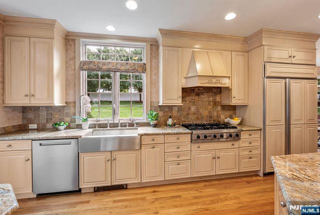 19 Mettowee Farms Court, Upper Saddle River, NJ 07458