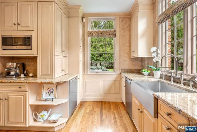 19 Mettowee Farms Court, Upper Saddle River, NJ 07458