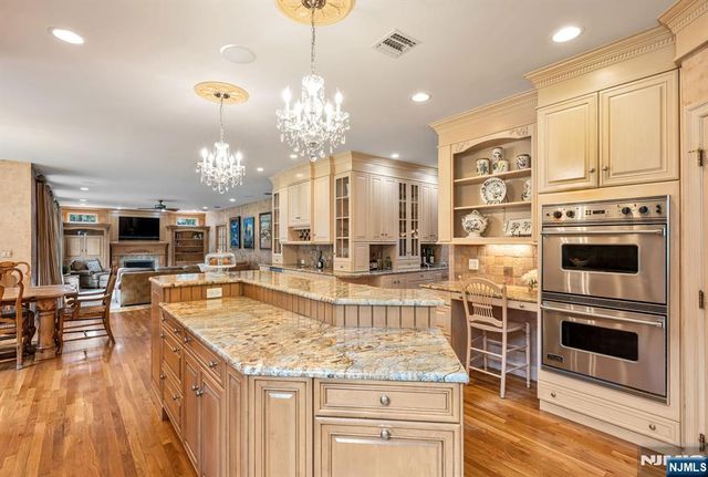 19 Mettowee Farms Court, Upper Saddle River, NJ 07458