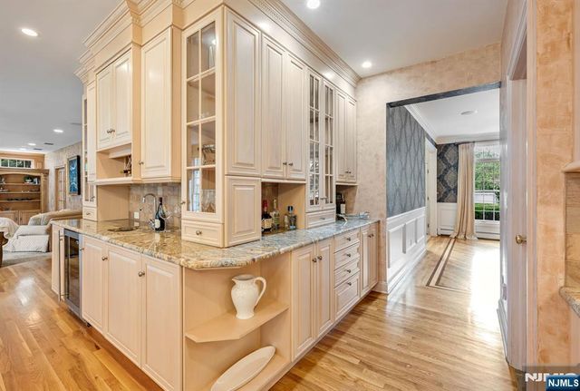 19 Mettowee Farms Court, Upper Saddle River, NJ 07458