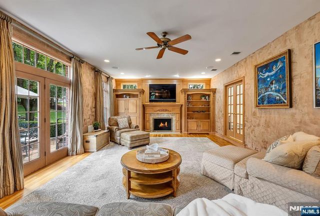 19 Mettowee Farms Court, Upper Saddle River, NJ 07458