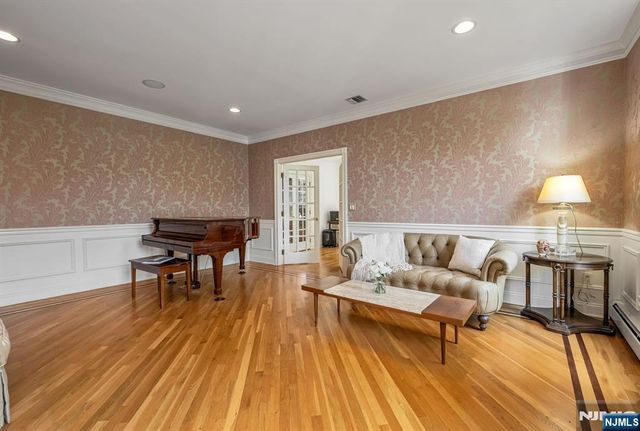 19 Mettowee Farms Court, Upper Saddle River, NJ 07458
