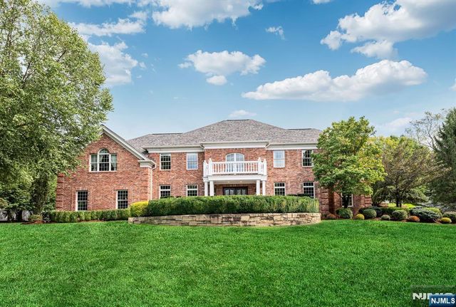 19 Mettowee Farms Court, Upper Saddle River, NJ 07458