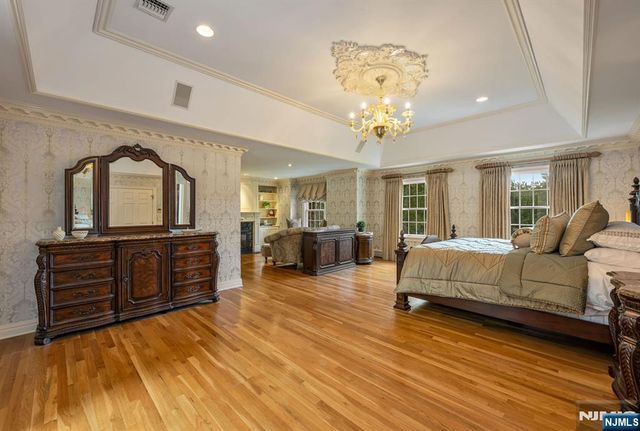 19 Mettowee Farms Court, Upper Saddle River, NJ 07458