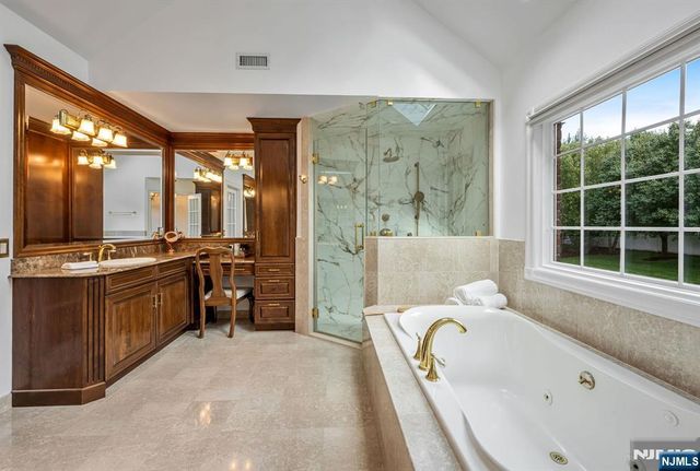 19 Mettowee Farms Court, Upper Saddle River, NJ 07458