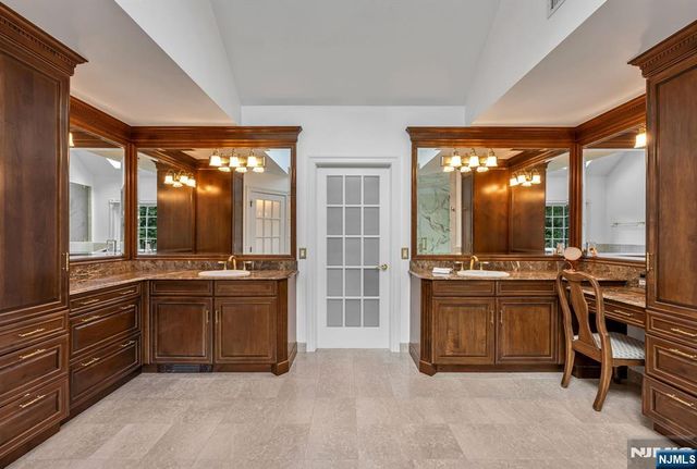 19 Mettowee Farms Court, Upper Saddle River, NJ 07458