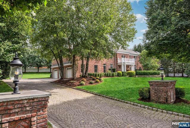 19 Mettowee Farms Court, Upper Saddle River, NJ 07458