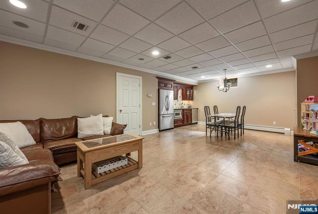 19 Mettowee Farms Court, Upper Saddle River, NJ 07458