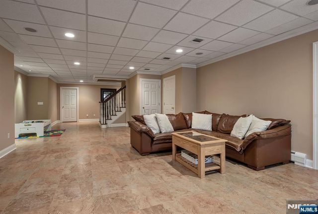 19 Mettowee Farms Court, Upper Saddle River, NJ 07458