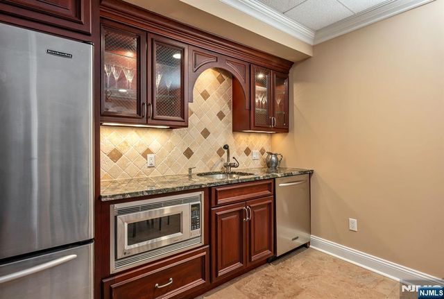 19 Mettowee Farms Court, Upper Saddle River, NJ 07458