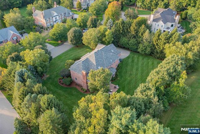 19 Mettowee Farms Court, Upper Saddle River, NJ 07458
