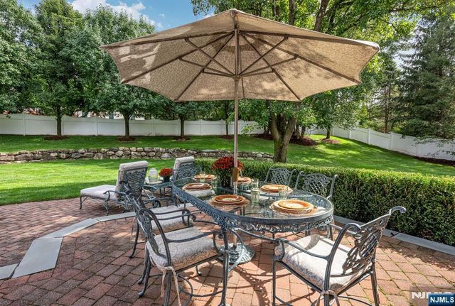 19 Mettowee Farms Court, Upper Saddle River, NJ 07458