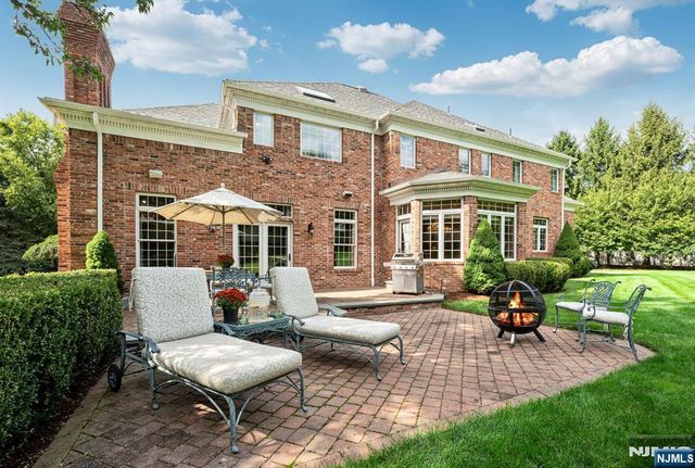 19 Mettowee Farms Court, Upper Saddle River, NJ 07458