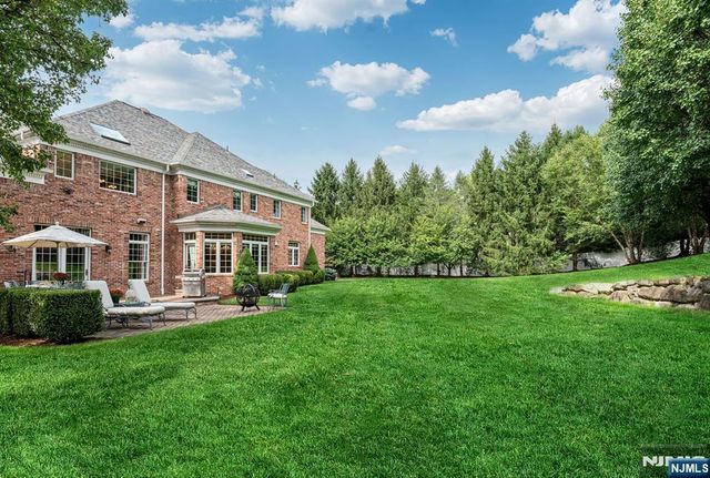 19 Mettowee Farms Court, Upper Saddle River, NJ 07458