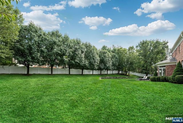 19 Mettowee Farms Court, Upper Saddle River, NJ 07458