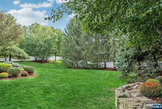 19 Mettowee Farms Court, Upper Saddle River, NJ 07458