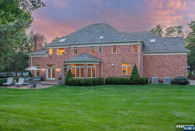 19 Mettowee Farms Court, Upper Saddle River, NJ 07458