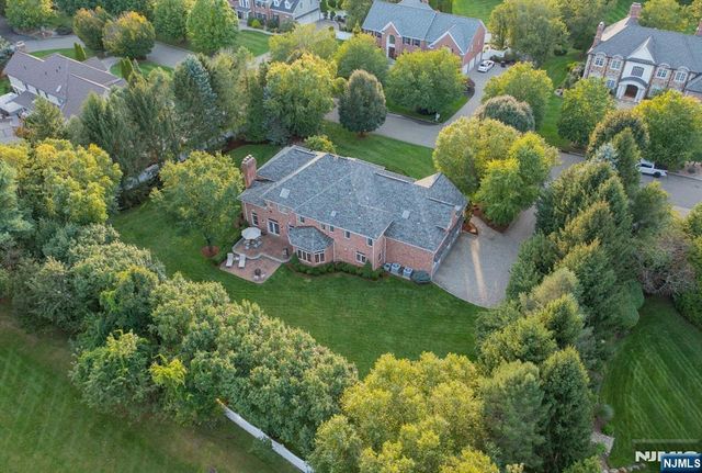 19 Mettowee Farms Court, Upper Saddle River, NJ 07458