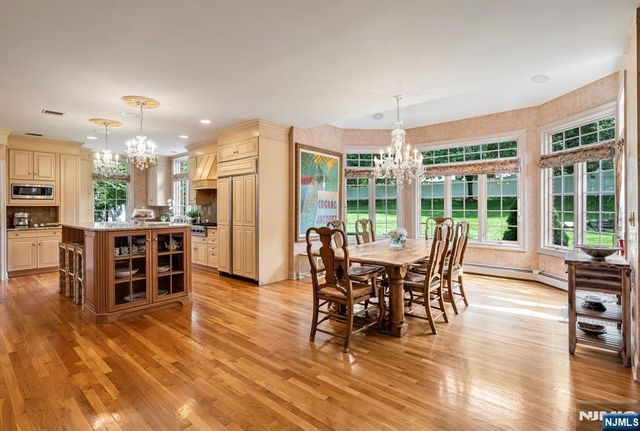 19 Mettowee Farms Court, Upper Saddle River, NJ 07458
