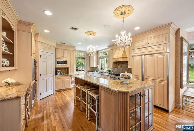 19 Mettowee Farms Court, Upper Saddle River, NJ 07458