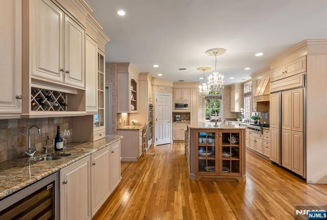 19 Mettowee Farms Court, Upper Saddle River, NJ 07458