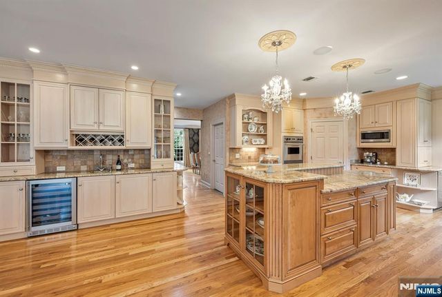 19 Mettowee Farms Court, Upper Saddle River, NJ 07458